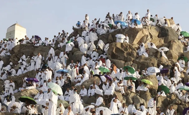 يوم عرفة.. مشهد مهيب لضيوف الرحمن لأداء ركن الحج الأعظم