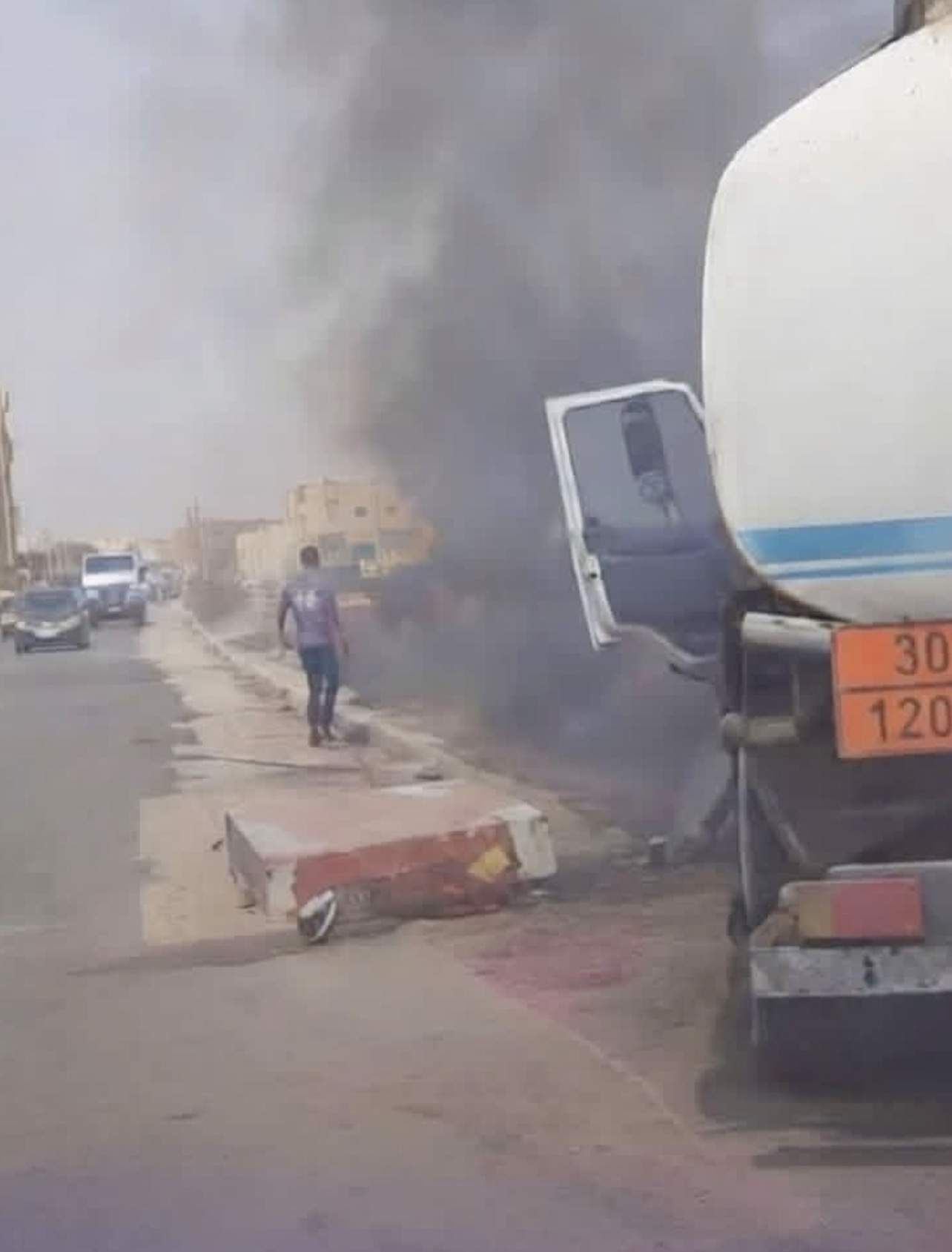 وفاةً سائق صهريج وقود بعد محاولته إبعاد شاحنته المشتعلة عن حي سكني ومحطة للمحروقات في نواكشوط