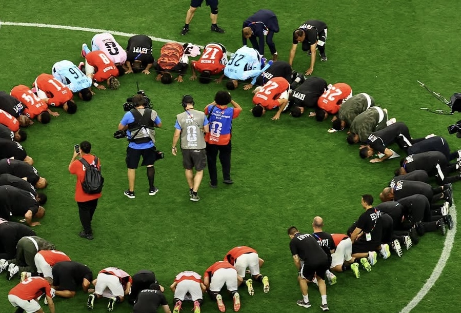 سجدة شكر من لاعبي المنتخب المصري بعد التأهل التاريخي إلى دور الـ16 من كأس العالم