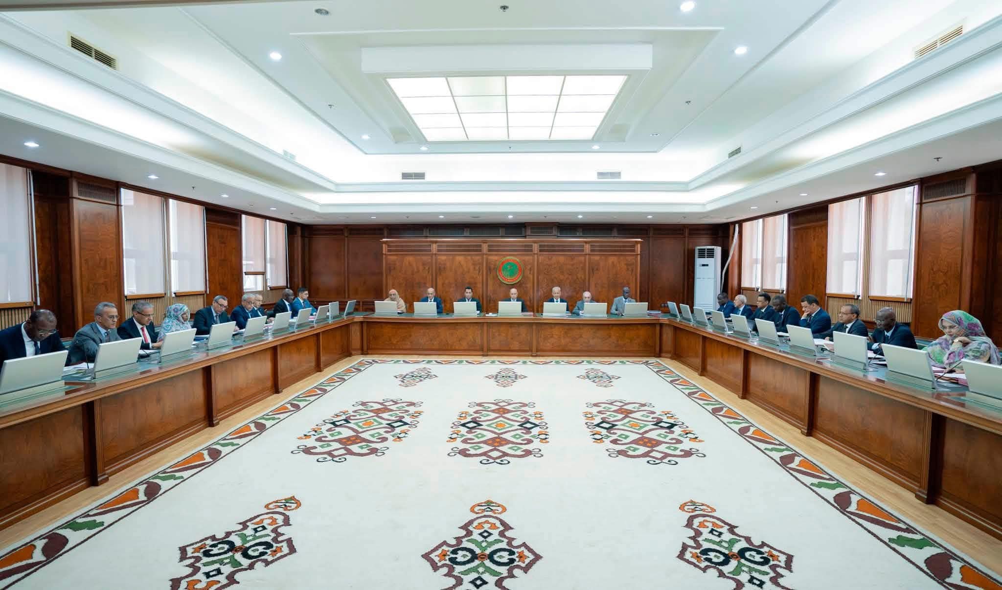 الحكومة تبحث إبرام عقود جديدة للتنقيب البحري عن النفط مع شركتين دوليتين
