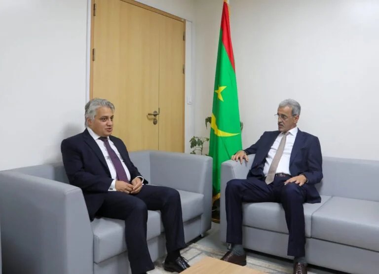 وزير المعادن والصناعة يبحث مع وفد مصري فرص التعاون في تطوير المناطق الصناعية