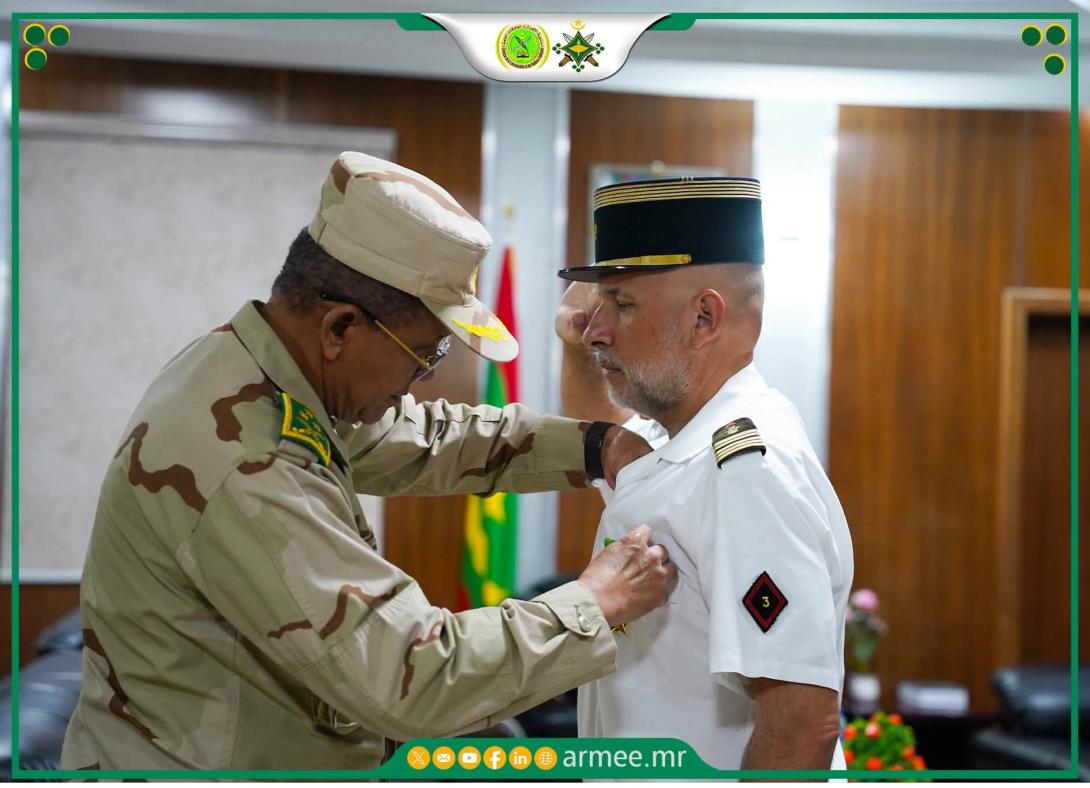 قائد الأركان العامة للجيوش يستقبل ملحق الدفاع الفرنسي ويقلده وسام الاستحقاق الوطني