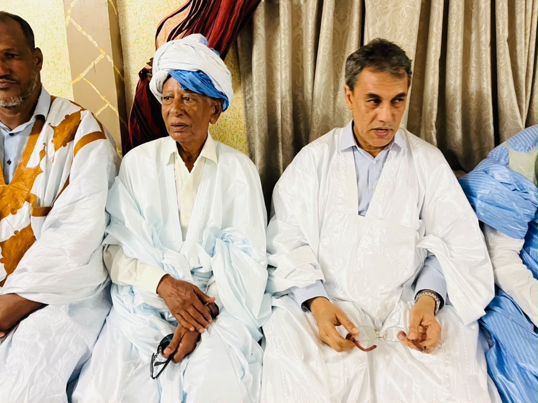 منسق حزب الإنصاف يصل الطينطان وسط استقبال حاشد ويصافح مستقبليه من مختلف الكتل والأحلاف السياسية ويتوجه إلى منزل ولد محمد راره .