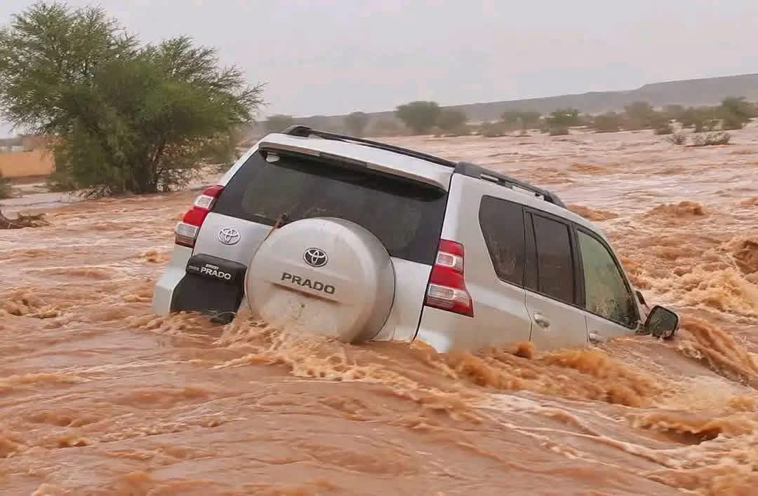 آدرار.. العثور على جثمان سائق جرفت السيول سيارته في بلدية الطواز