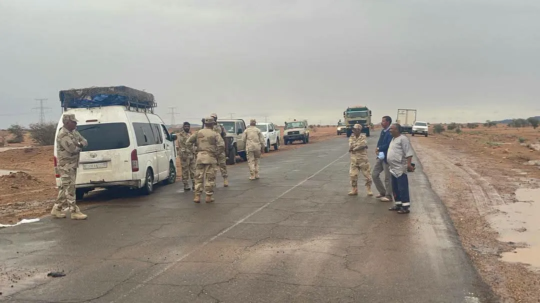 الجيش يتدخل لفتح الطريق أمام المسافرين بعد السيول بين افديرك واتواجيل
