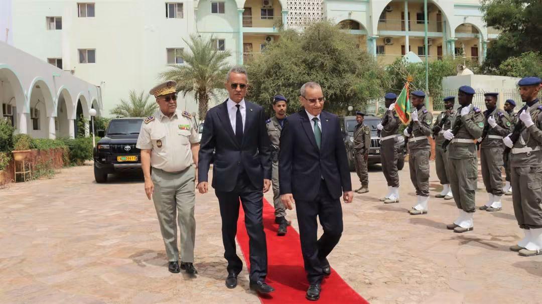 وزير الداخلية يتسلم مهامه رسميا من سلفه